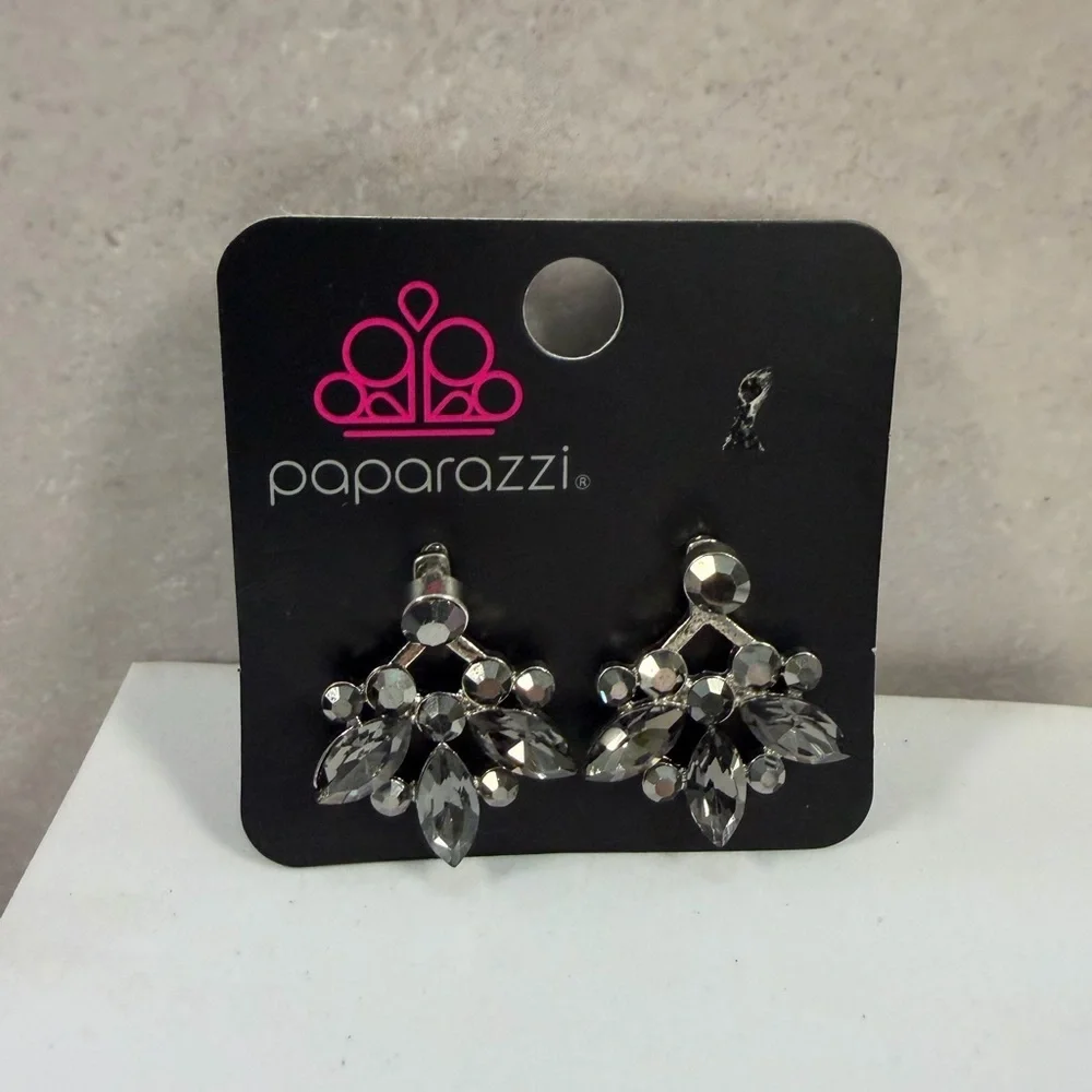 🩷5/$10🩷 Paparazzi Smoky Crystal Fan Drop Earrings - Silver Tone